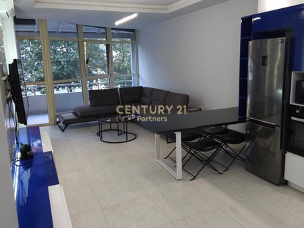 OKAZION SHITET APARTAMENT 2+1+2 & VERANDE NE VLORE-LUNGOMARE