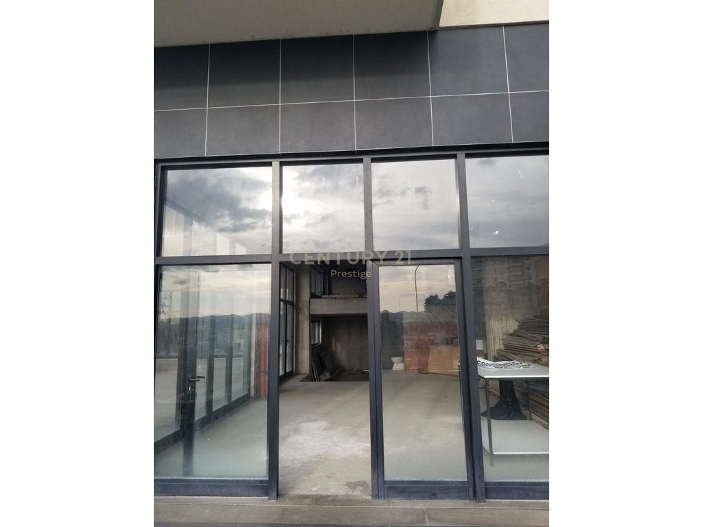 AMBIENT KOMERCIAL ME QIRA, VENDOSUR NE SHKOZE!