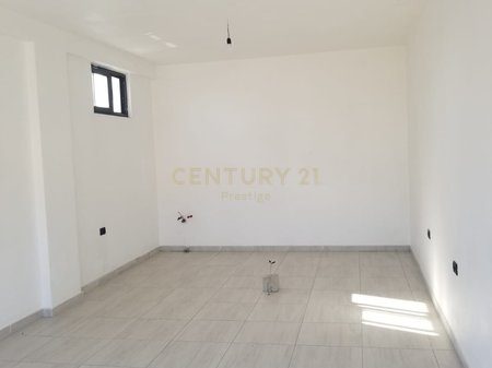 AMBIENT KOMERCIAL ME QIRA, VENDOSUR NE SHKOZE!