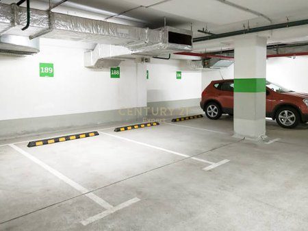 Dy poste parkingu tek Ish Fusha e Aviacionit, Tiranë  50,000€ | 25 m²