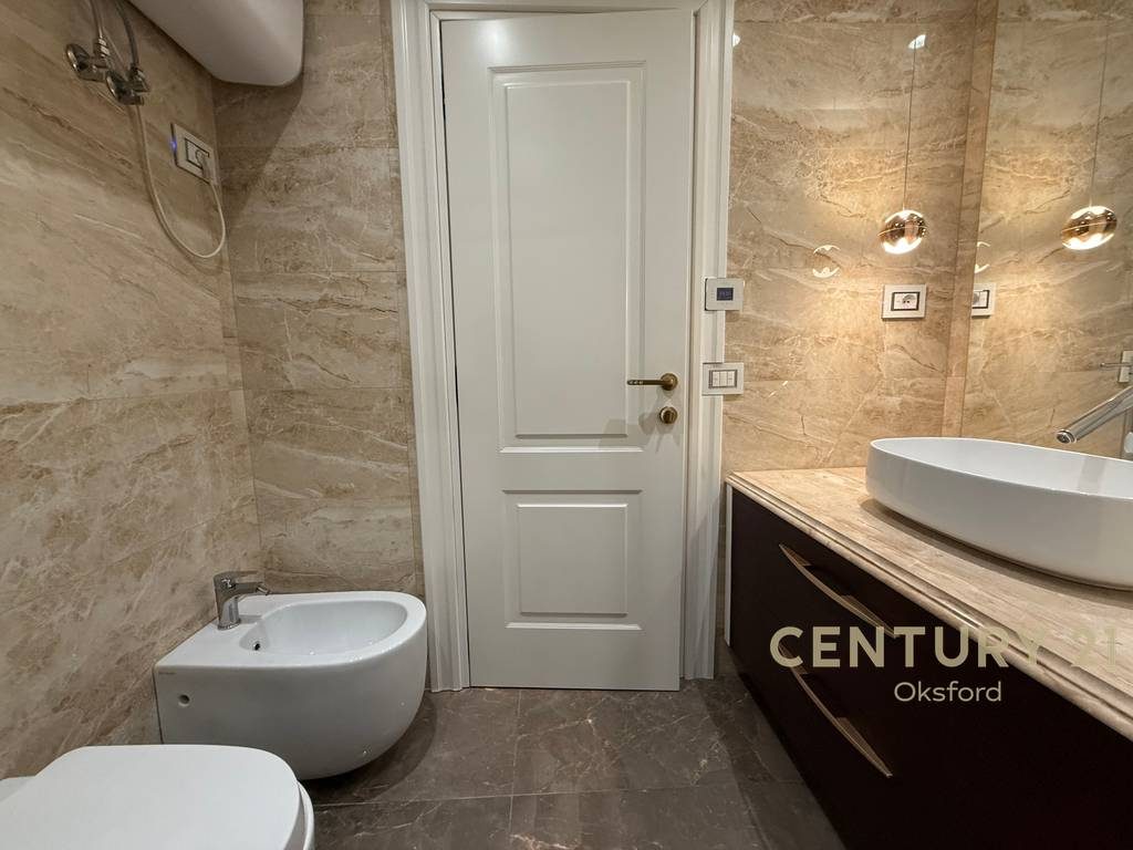 Japim me qira apartament 2+1+2 tek Liqeni i Thate!