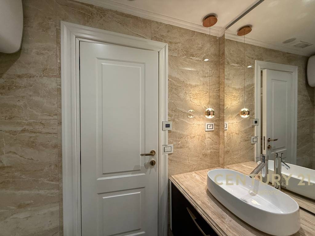 Japim me qira apartament 2+1+2 tek Liqeni i Thate!