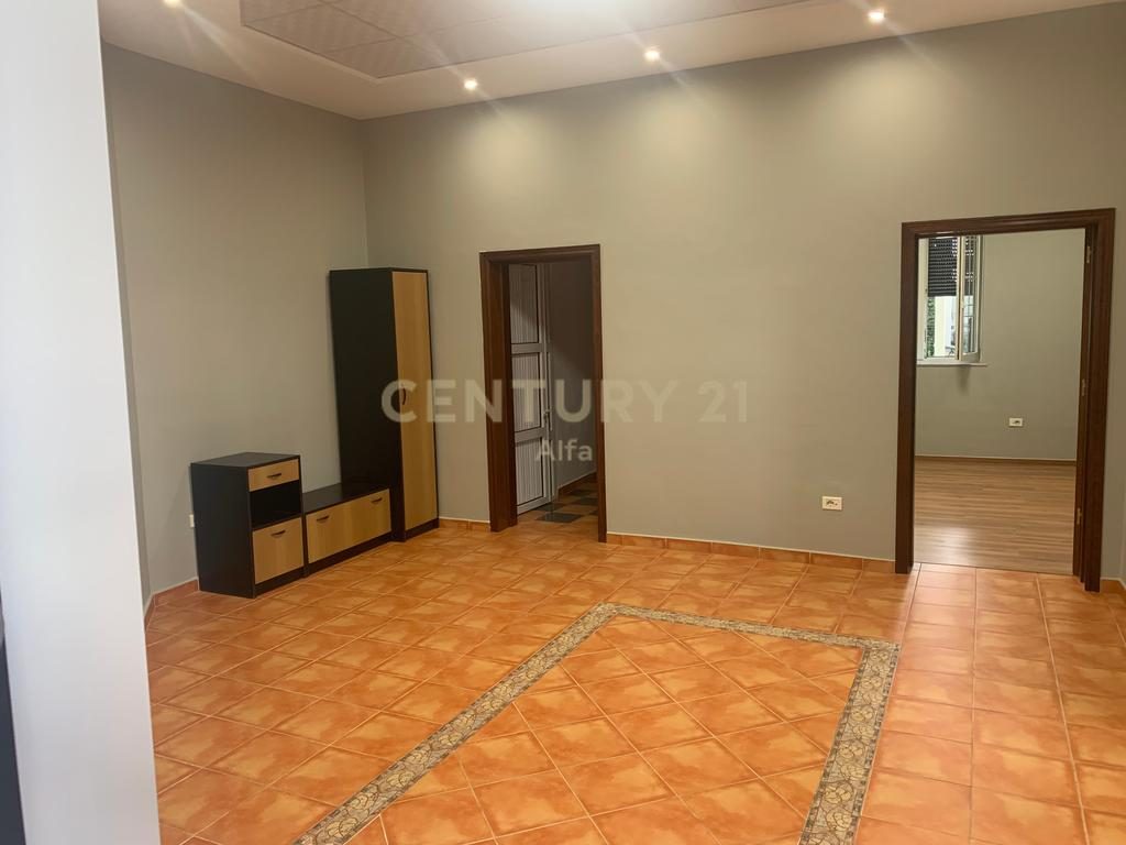 Jepet me qera ambient  me sipërfaqe 125m² neto  tek ish blloku!