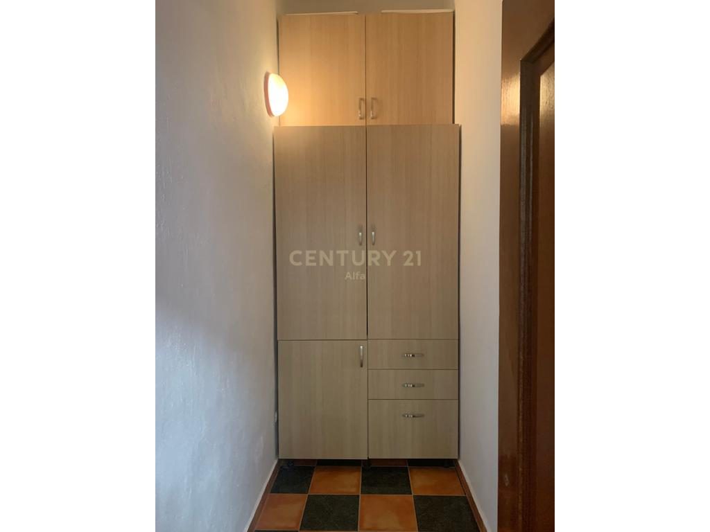 Jepet me qera ambient  me sipërfaqe 125m² neto  tek ish blloku!