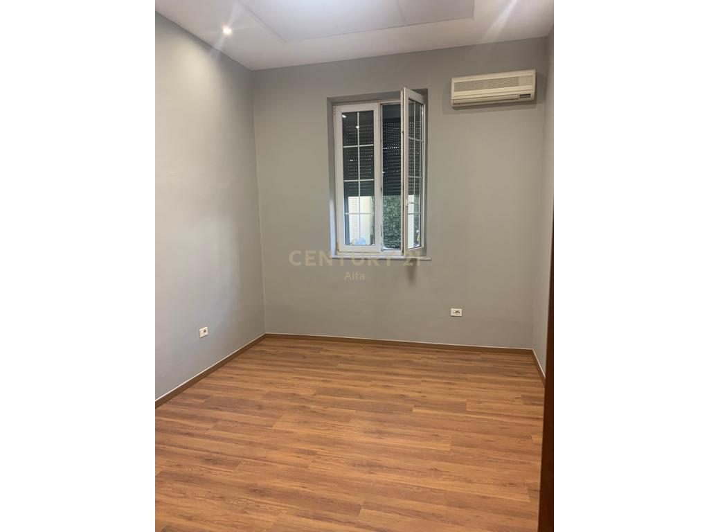 Jepet me qera ambient  me sipërfaqe 125m² neto  tek ish blloku!