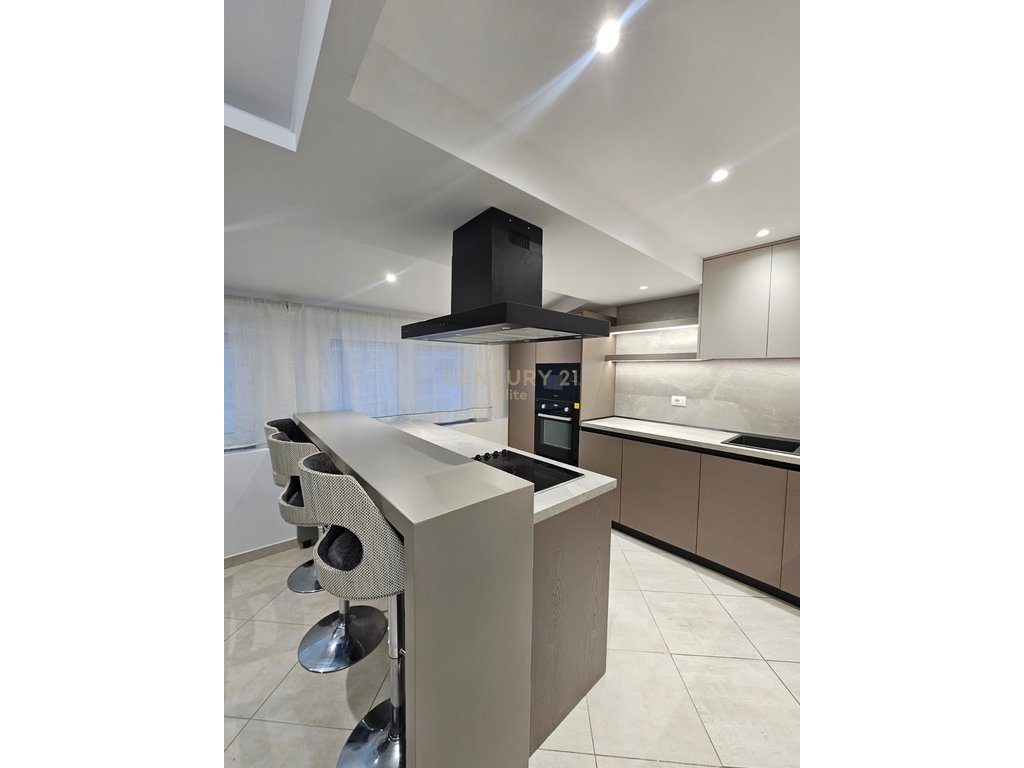 PENTHOUSE ME QIRA NE SHKOZE | 2+1+2+2 Poste Parkimi