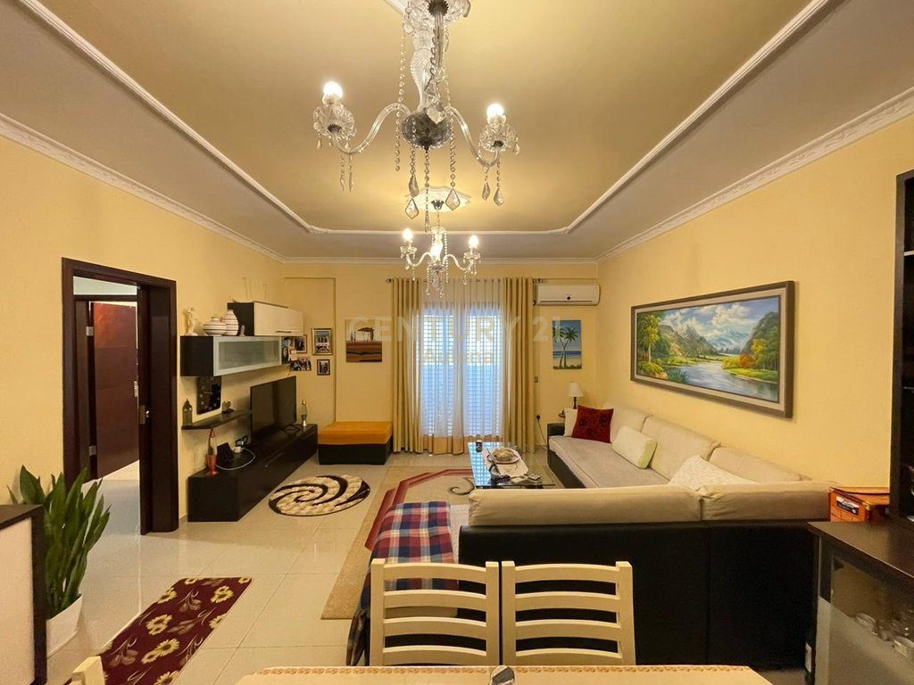 APARTAMENT 3+1+2 PER SHITJE NE RRUGEN E RE  VLORE