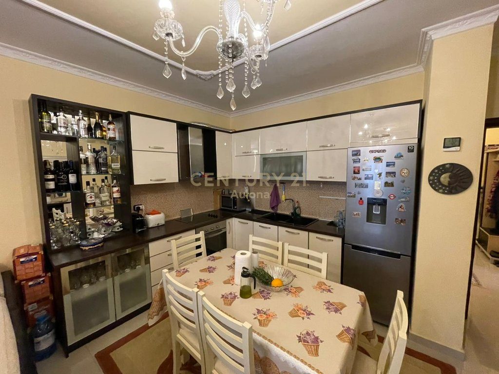 APARTAMENT 3+1+2 PER SHITJE NE RRUGEN E RE  VLORE