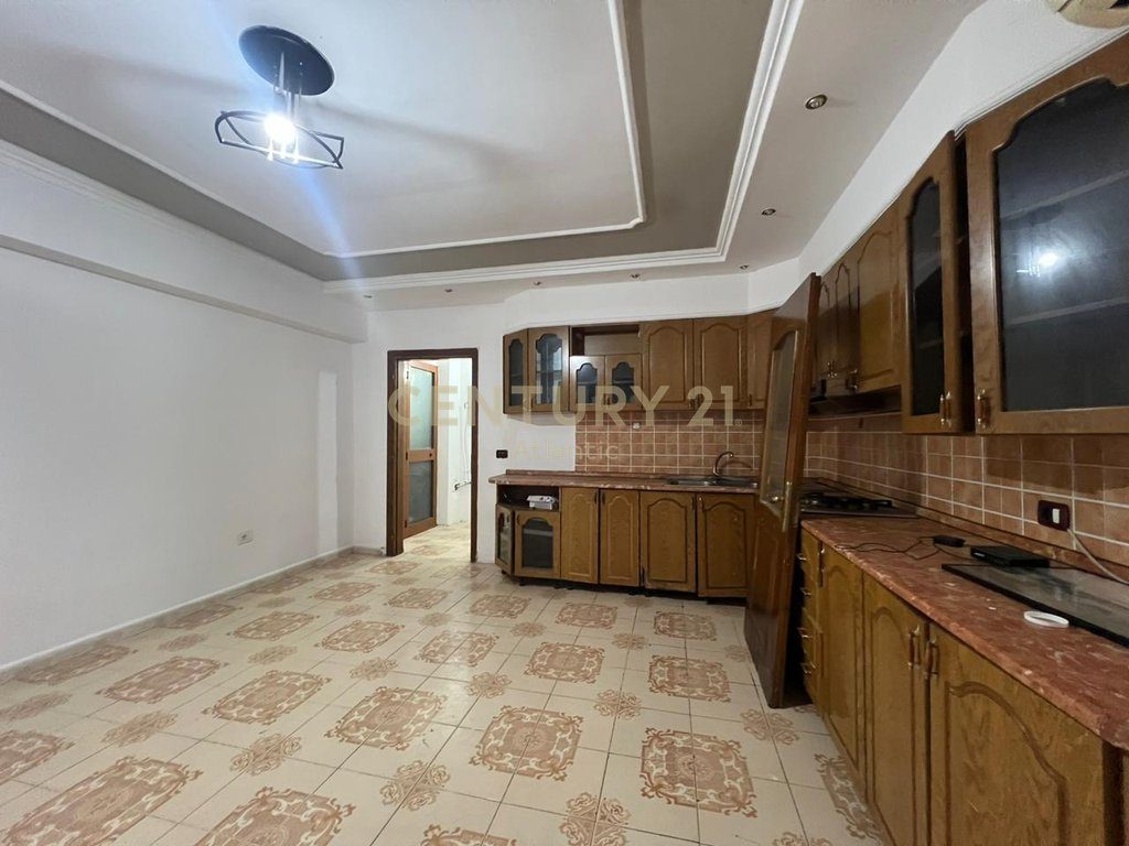 SHITET APARTAMENT 2+1 +AMBJENT BIZNESI PRANE DREJTORISE POLICISE!