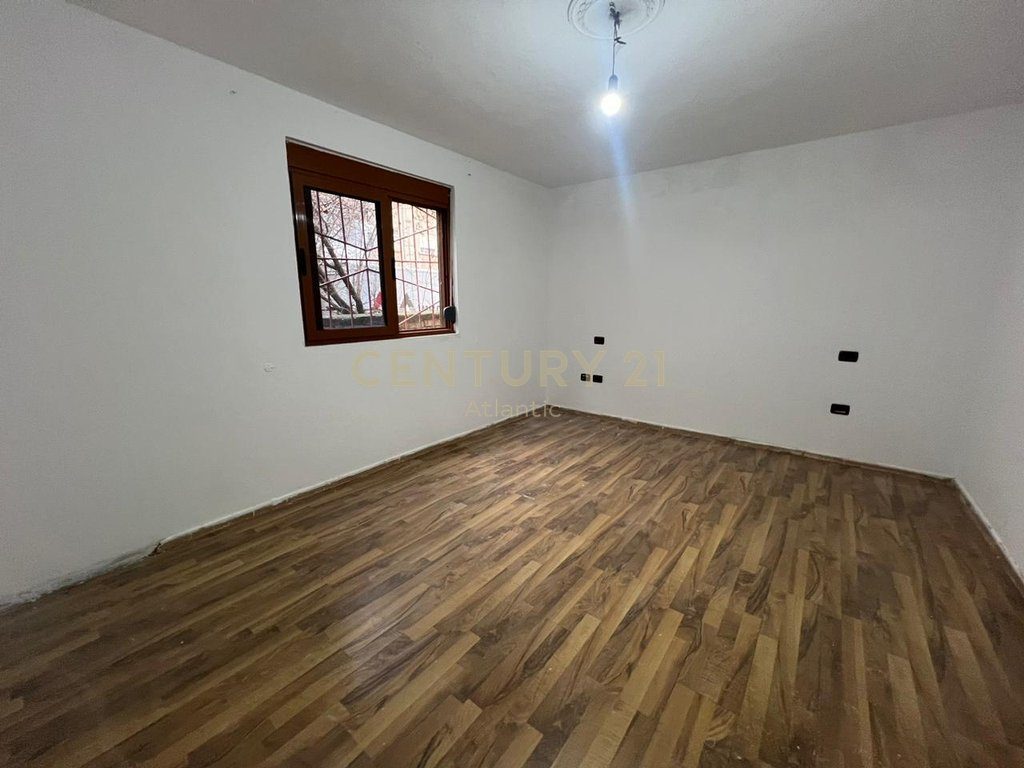 SHITET APARTAMENT 2+1 +AMBJENT BIZNESI PRANE DREJTORISE POLICISE!