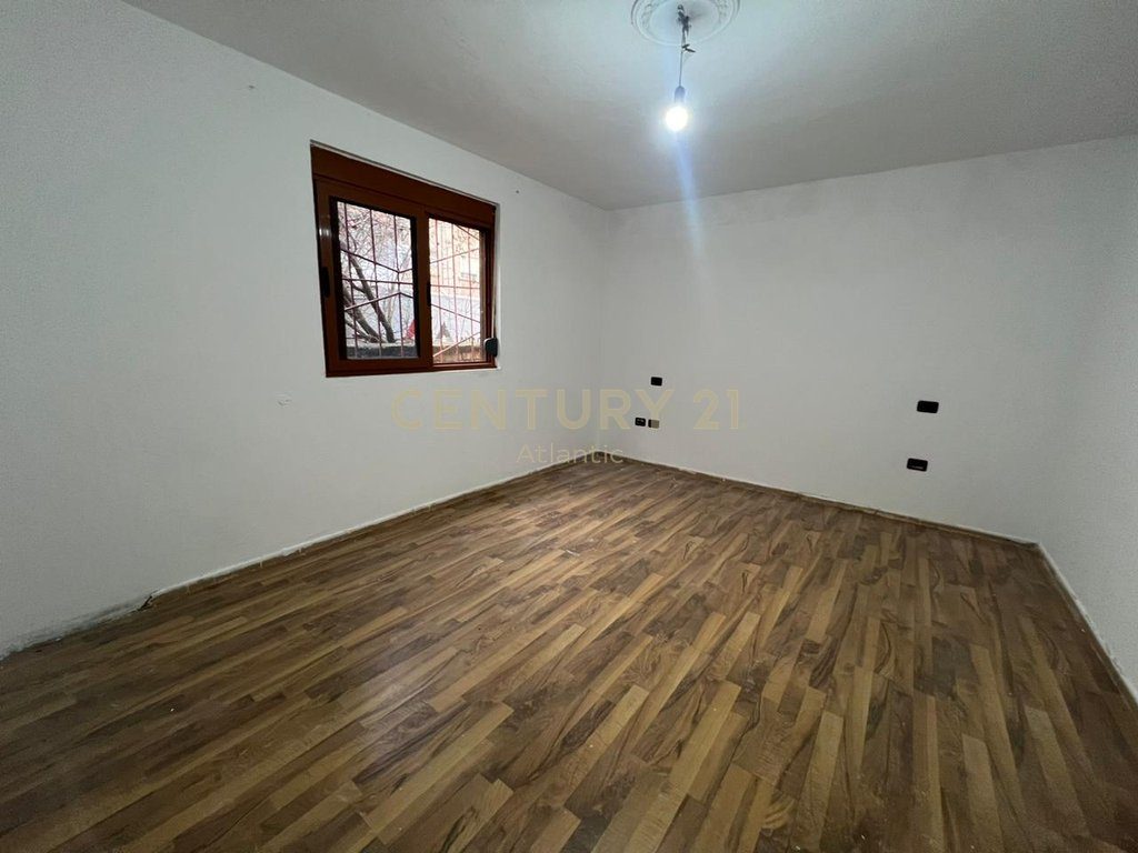 SHITET APARTAMENT 2+1 +AMBJENT BIZNESI PRANE DREJTORISE POLICISE!