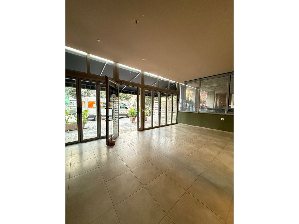 JEPET ME QIRA NJESI KOMERCIALE 100 M²,PRANE "PREFEKTURES" VLORE!!!