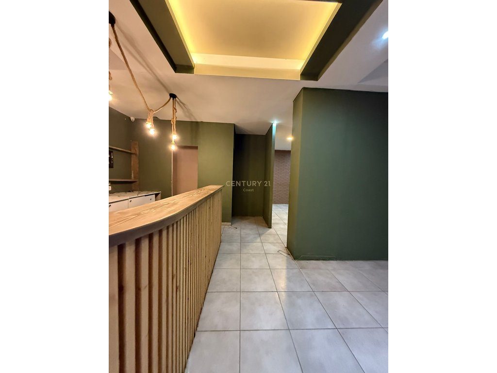 JEPET ME QIRA NJESI KOMERCIALE 100 M²,PRANE "PREFEKTURES" VLORE!!!