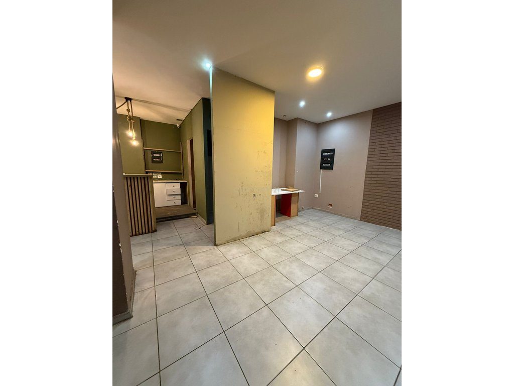 JEPET ME QIRA NJESI KOMERCIALE 100 M²,PRANE "PREFEKTURES" VLORE!!!