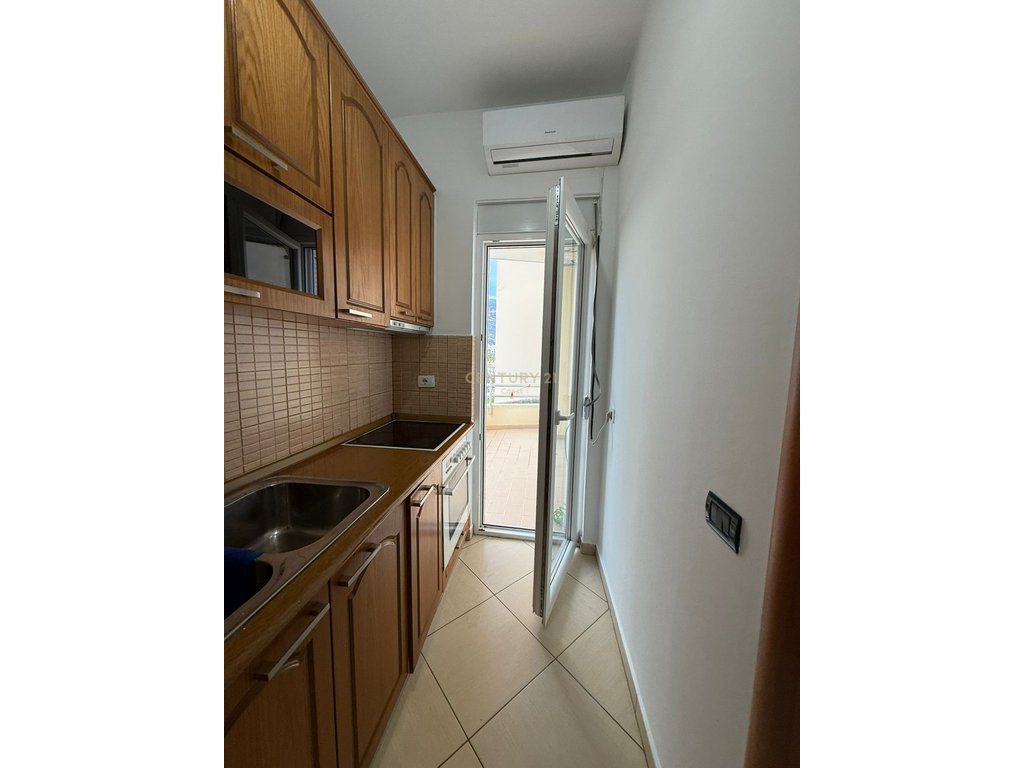 APARTAMENT 1+1 ME QIRA AFATGJATE  NE HYRJE TE LUNGOMARES!
