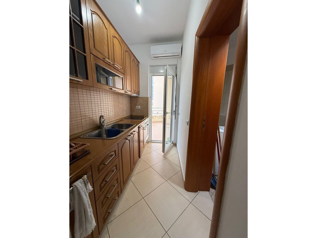 APARTAMENT 1+1 ME QIRA AFATGJATE  NE HYRJE TE LUNGOMARES!