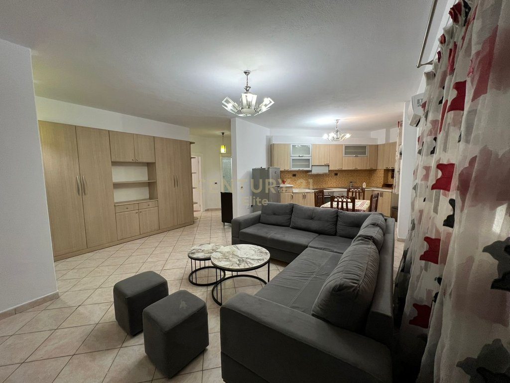 Zyrë 2+1+2 Me Qira në Garda, Gjimnazi Petro Nini Luarasi, Tirana e Re - 1200€ | 127.20 m²