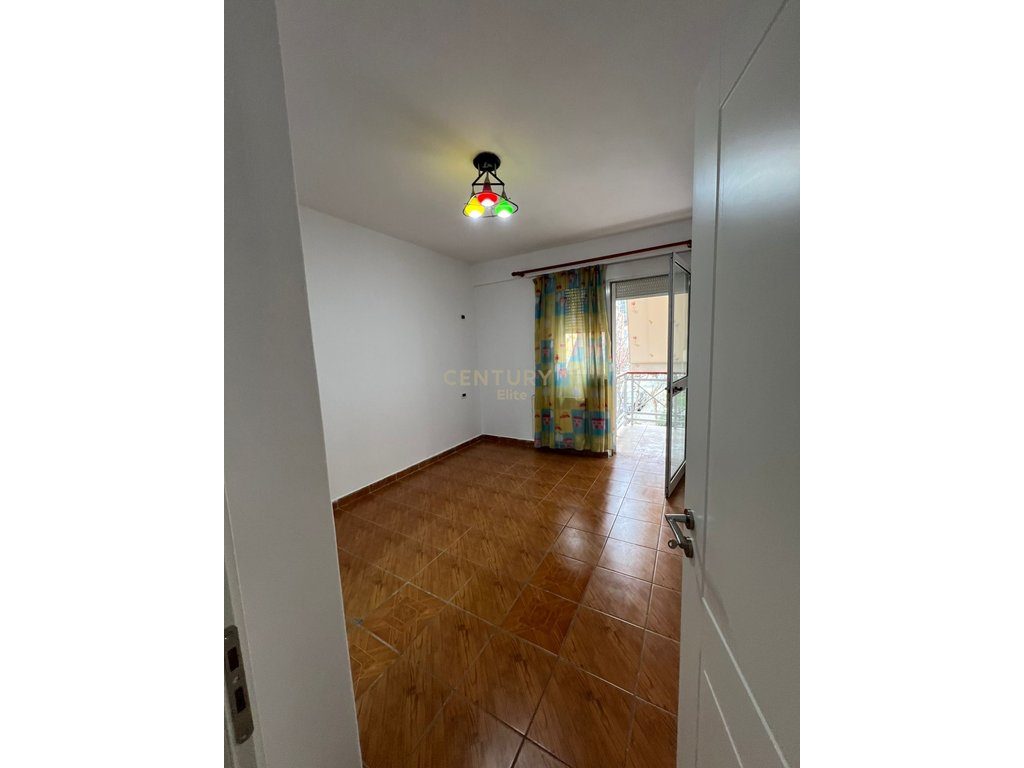Zyrë 2+1+2 Me Qira në Garda, Gjimnazi Petro Nini Luarasi, Tirana e Re - 1200€ | 127.20 m²