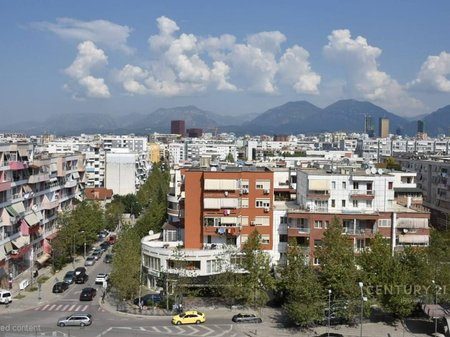 SHITET NJËSI KOMERCIALE PRANË KOPSHTIT BOTANIK!