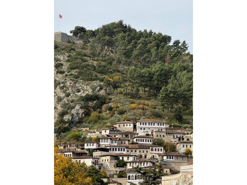 Shitet dyqan 70 m² në zemër të Beratit – buzë rruge kryesore