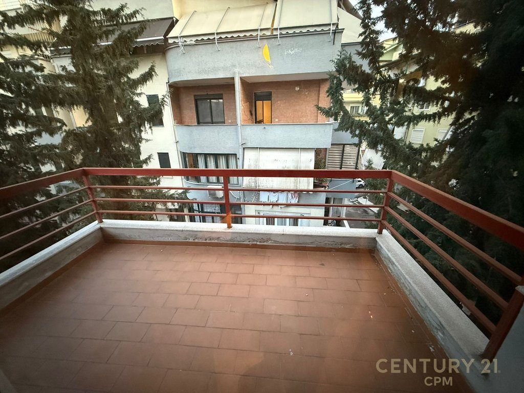 Apartament 2+1+2+post parkimi
 Me Qira te Liqeni i Thatë, Colombo 2