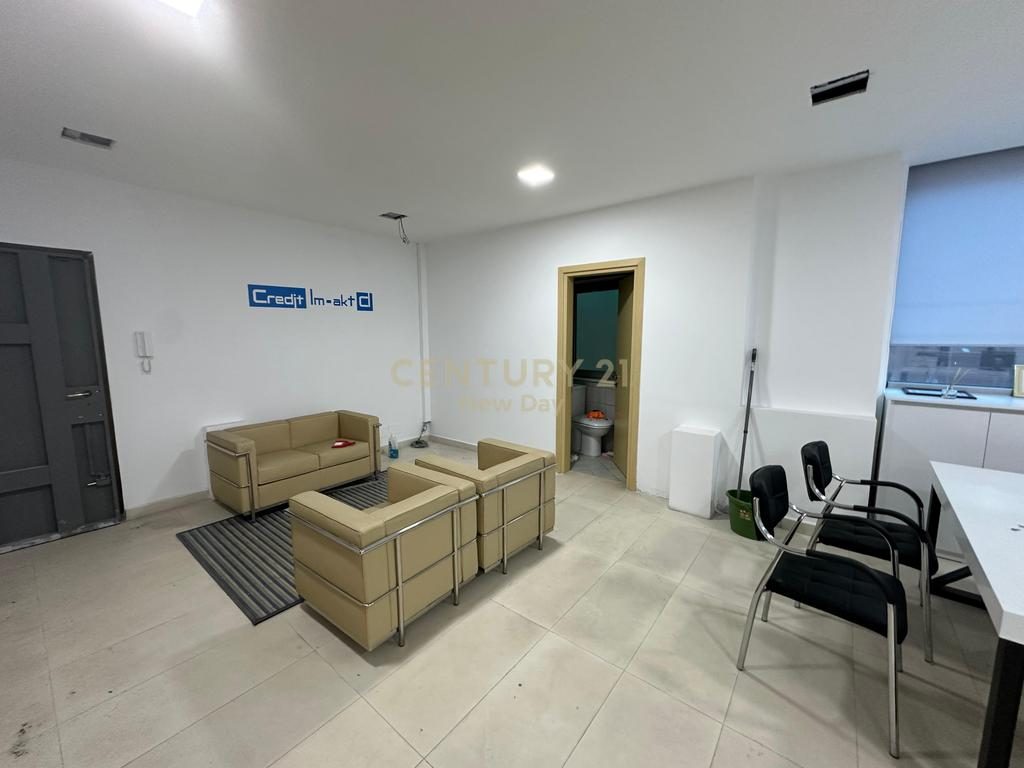Ambjent Komercial  Për Qira në Bulevardi Kryesor, Durrës - 700€ |86m²