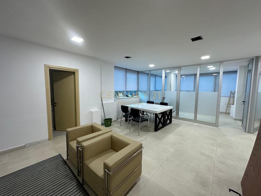 Ambjent Komercial  Për Qira në Bulevardi Kryesor, Durrës - 700€ |86m²