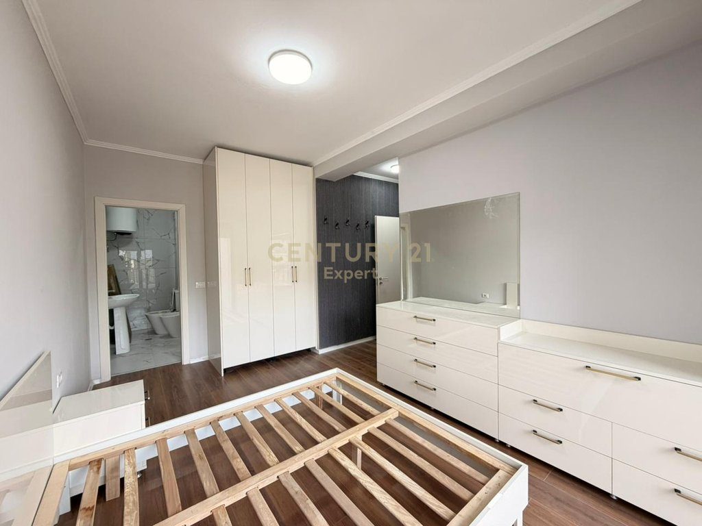 JAPIM ME QIRA APARTAMENT  NE RRUGE E DURRESIT!