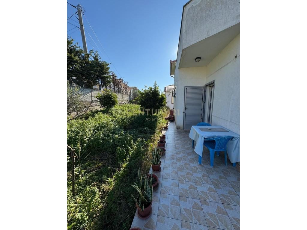 Vilë për shitje – Arapaj, Durrës Pozicion strategjik pranë rrugës kryesore .