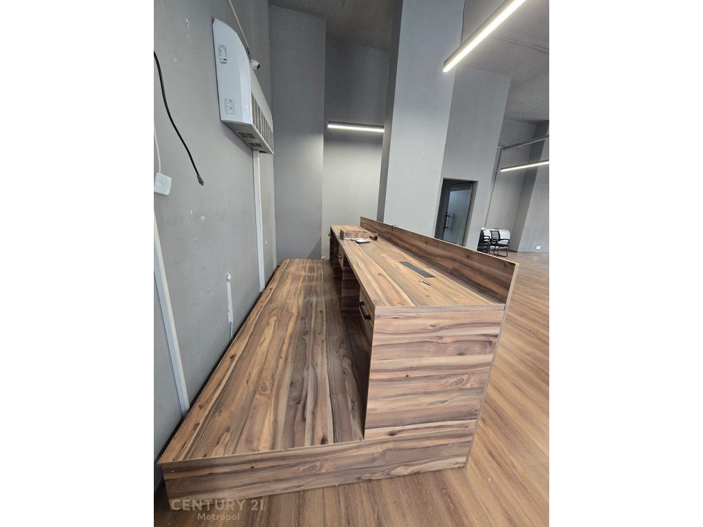 Jepet me qira Ambjent zyrash Premium në zonën Ali Demi.Kati Fundit