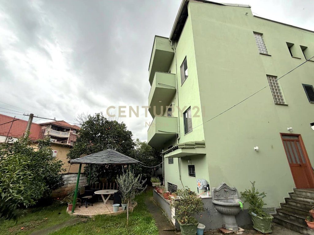 VILË PËR SHITJE - 526m²  TEK FUSHA SPORTIT, LAPRAKË