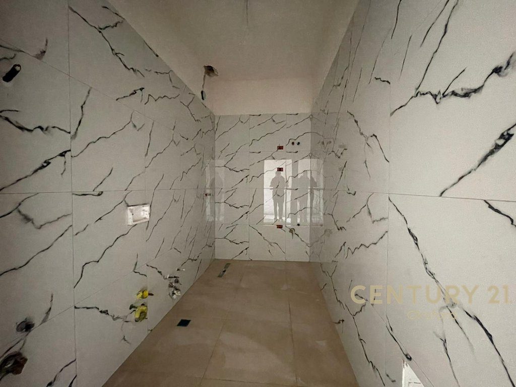 APARTAMENT 2+1+2+POST PARKIMI, TEK ISH FUSHA E AVIACIONIT PER SHITJE