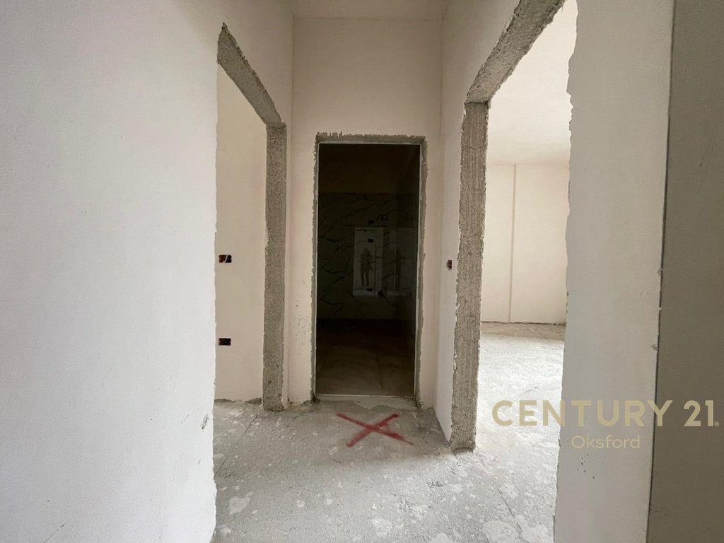 APARTAMENT 2+1+2+POST PARKIMI, TEK ISH FUSHA E AVIACIONIT PER SHITJE