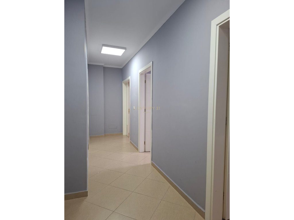 Apartament 2+1 me qera per zyra - Perballe Parlamentit