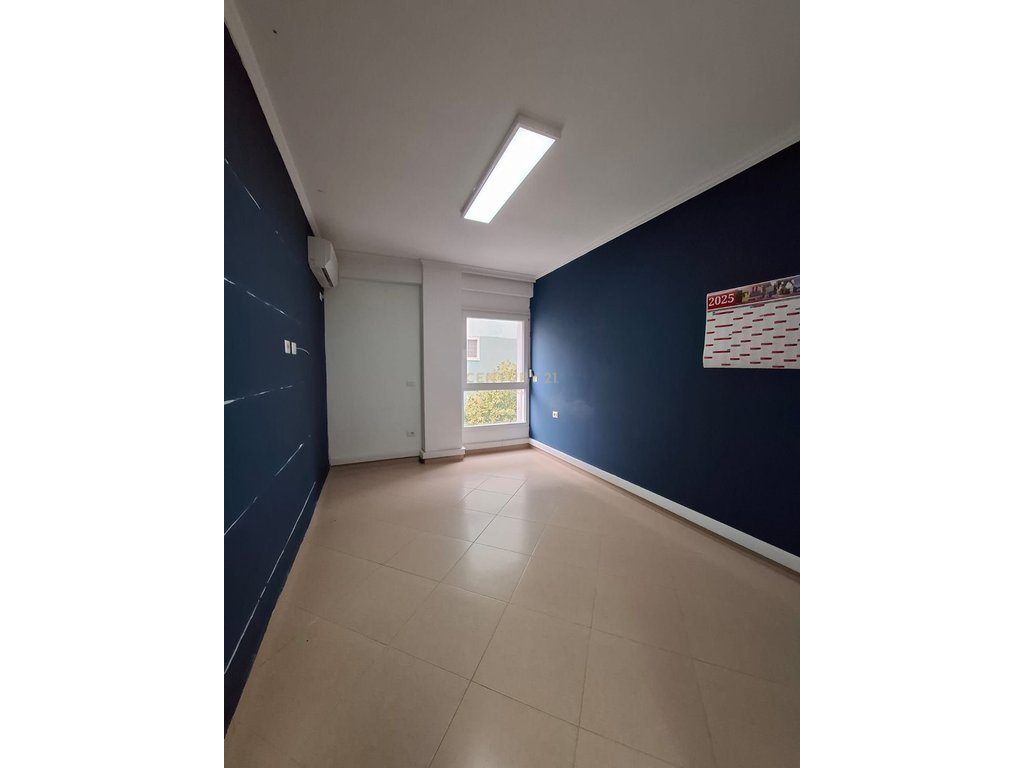 Apartament 2+1 me qera per zyra - Perballe Parlamentit