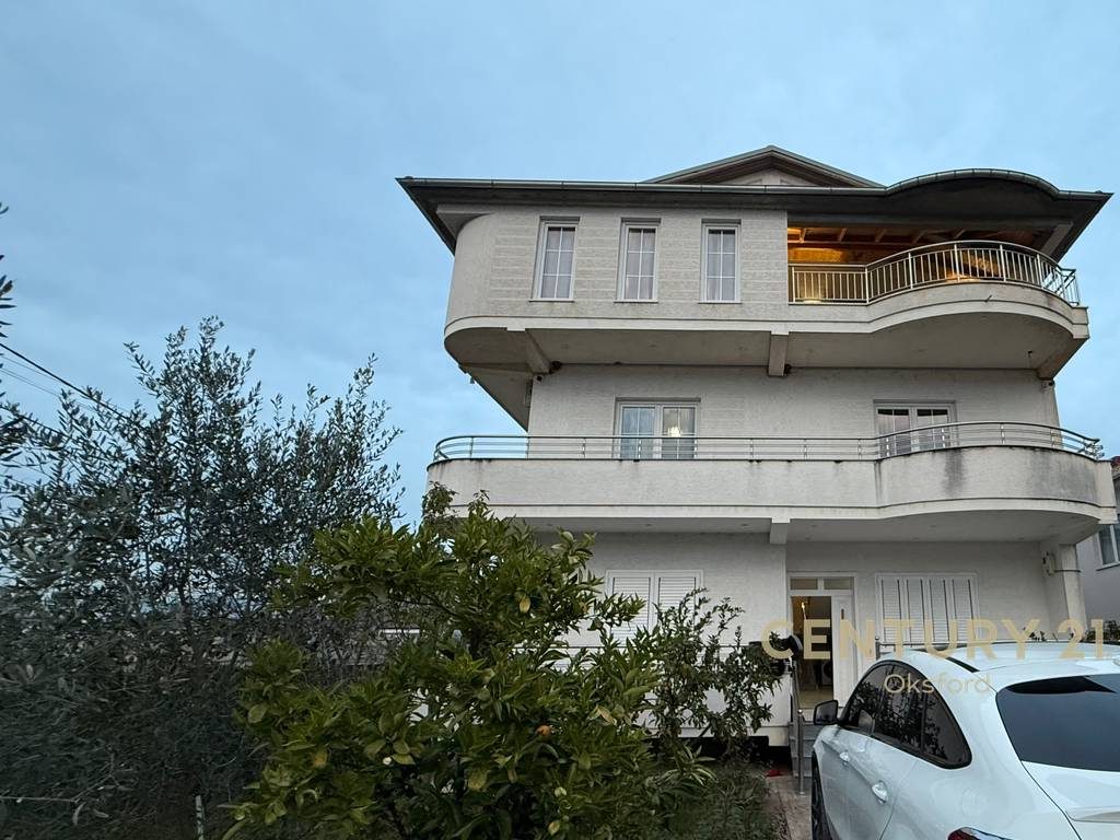 Vilë trekatëshe për qira në Mjull-Bathore – oborr privat & parkim!