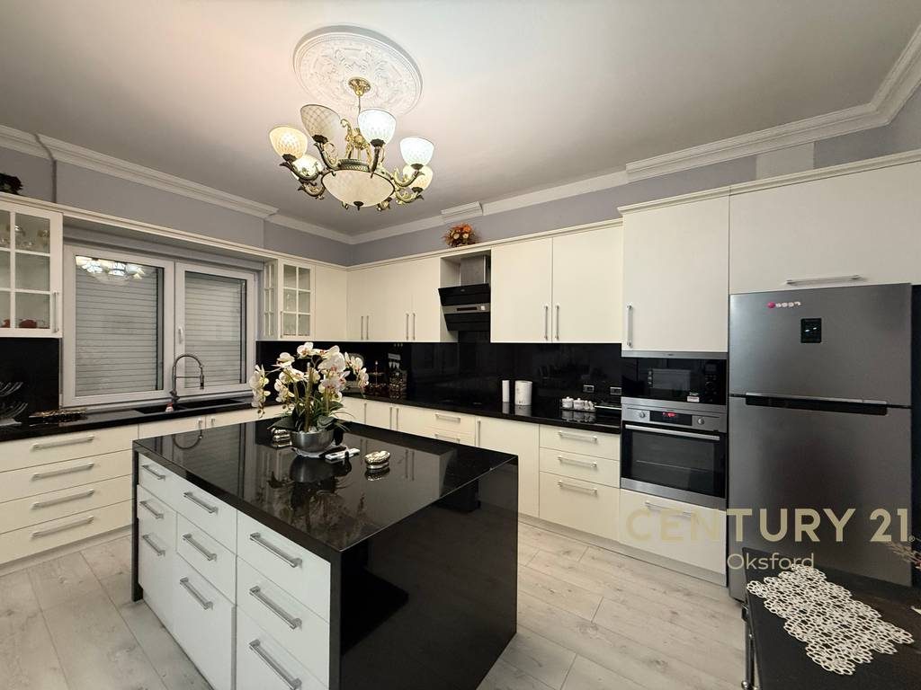 Vilë trekatëshe për qira në Mjull-Bathore – oborr privat & parkim!