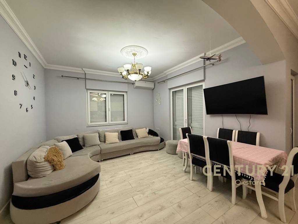 Vilë trekatëshe për qira në Mjull-Bathore – oborr privat & parkim!