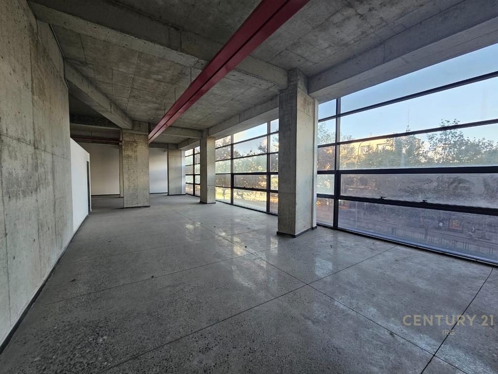 Godinë 10-Katëshe në Rrugën e Kavajës – 4 500 m² Ndërtim