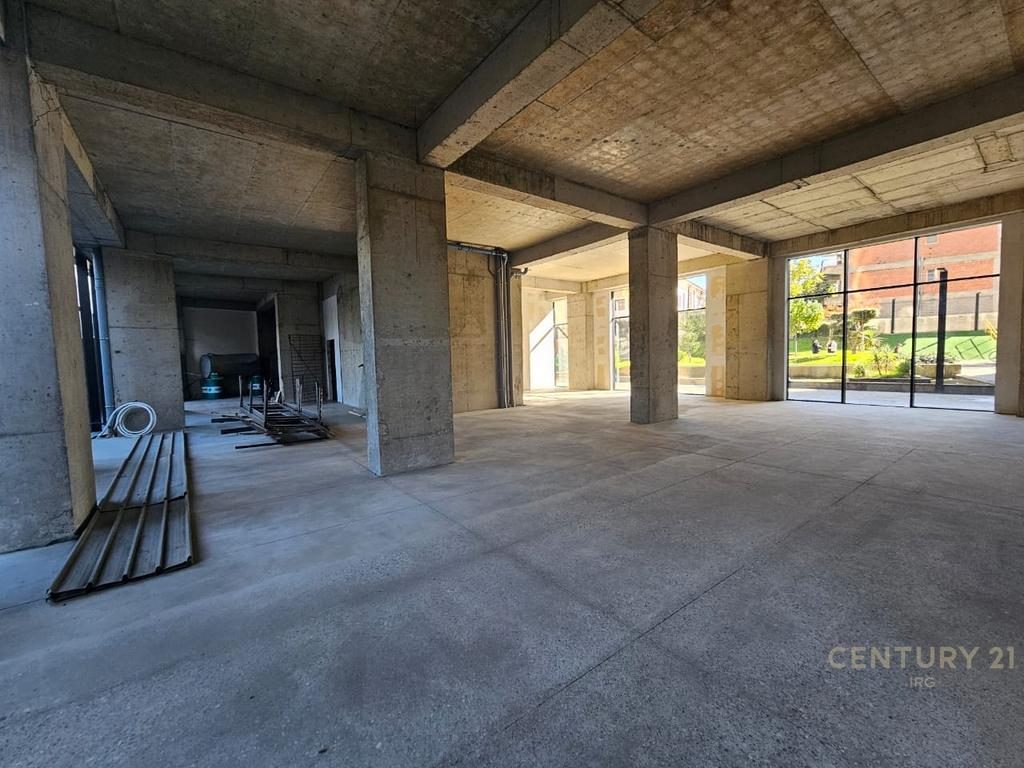 Godinë 10-Katëshe në Rrugën e Kavajës – 4 500 m² Ndërtim