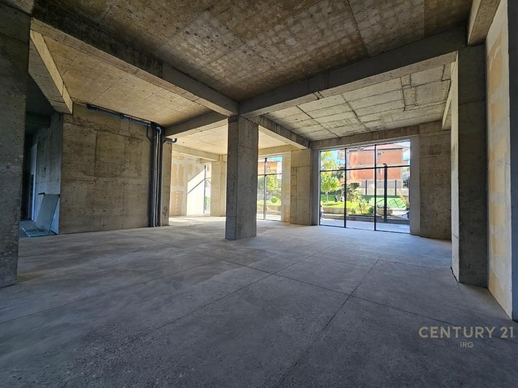 Godinë 10-Katëshe në Rrugën e Kavajës – 4 500 m² Ndërtim