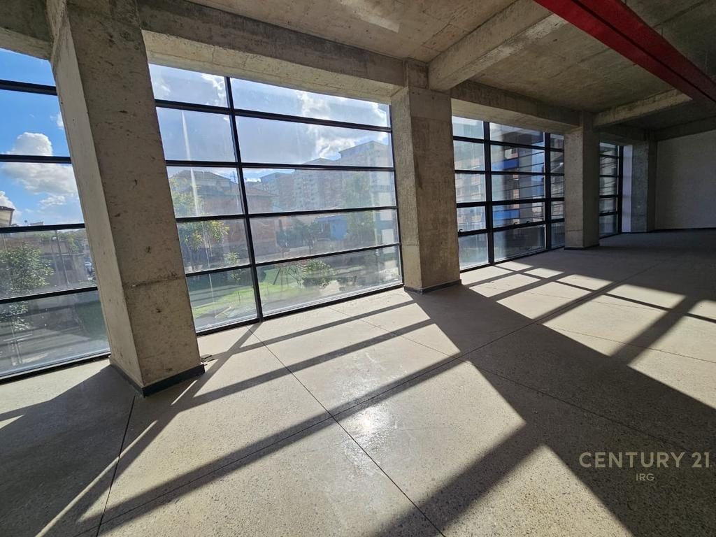 Godinë 10-Katëshe në Rrugën e Kavajës – 4 500 m² Ndërtim