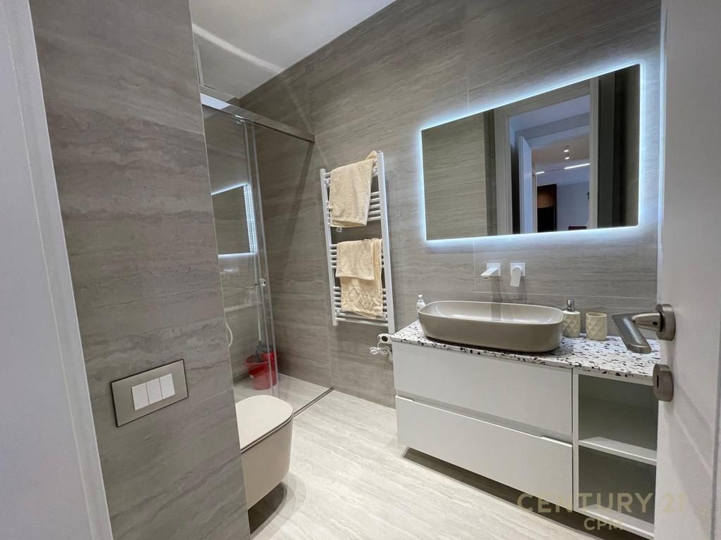 Apartament 2+1+2 + 2 Poste parkimi per shitje tek Liqeni i Thatë, Tiranë