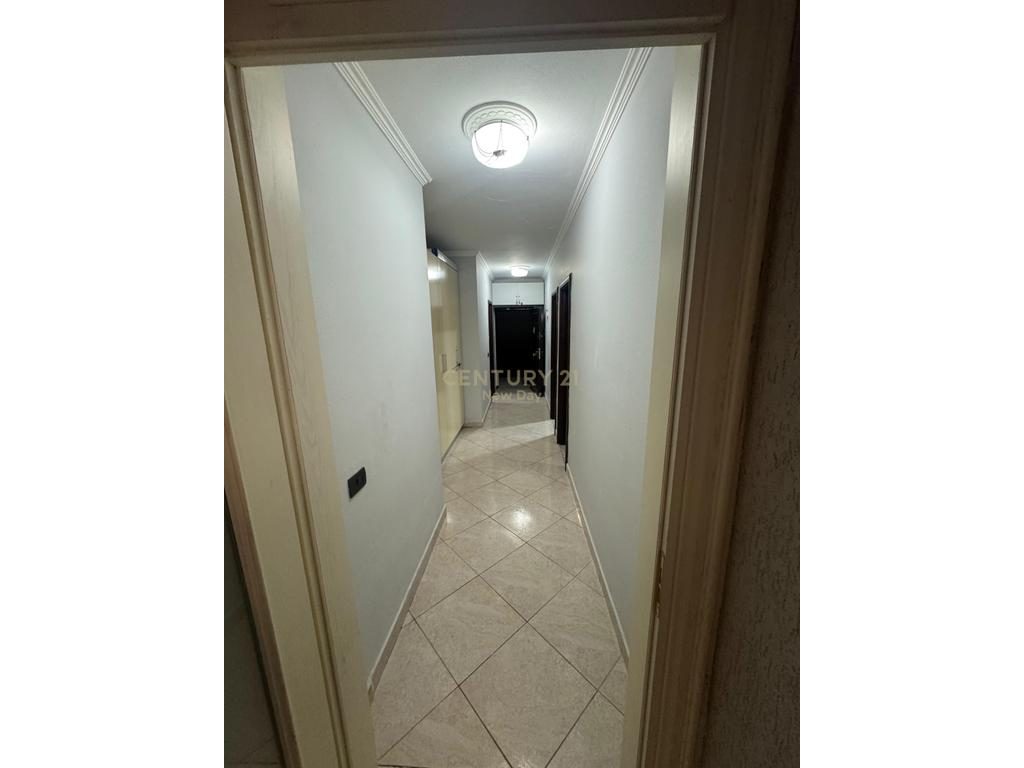 Shitet Apartament 2+1+2 , zona Mali Robit.