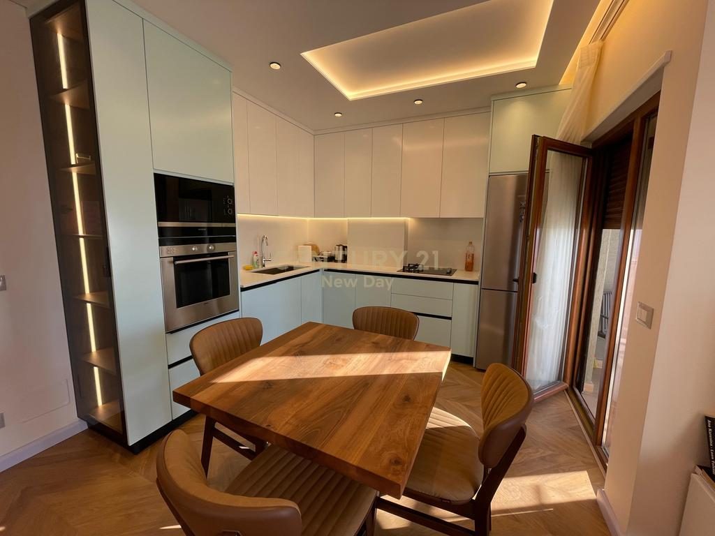 JEPET APARTAMENT ME QIRA 2+1+2 ME PAMJE DETI NE CURRILA!