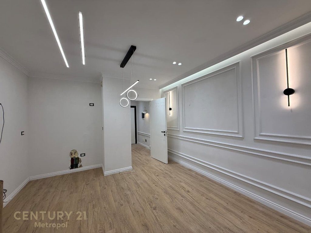 SHES APARTAMENT 1+1 ME VERANDE-KOMPLEKSI FRATARI!