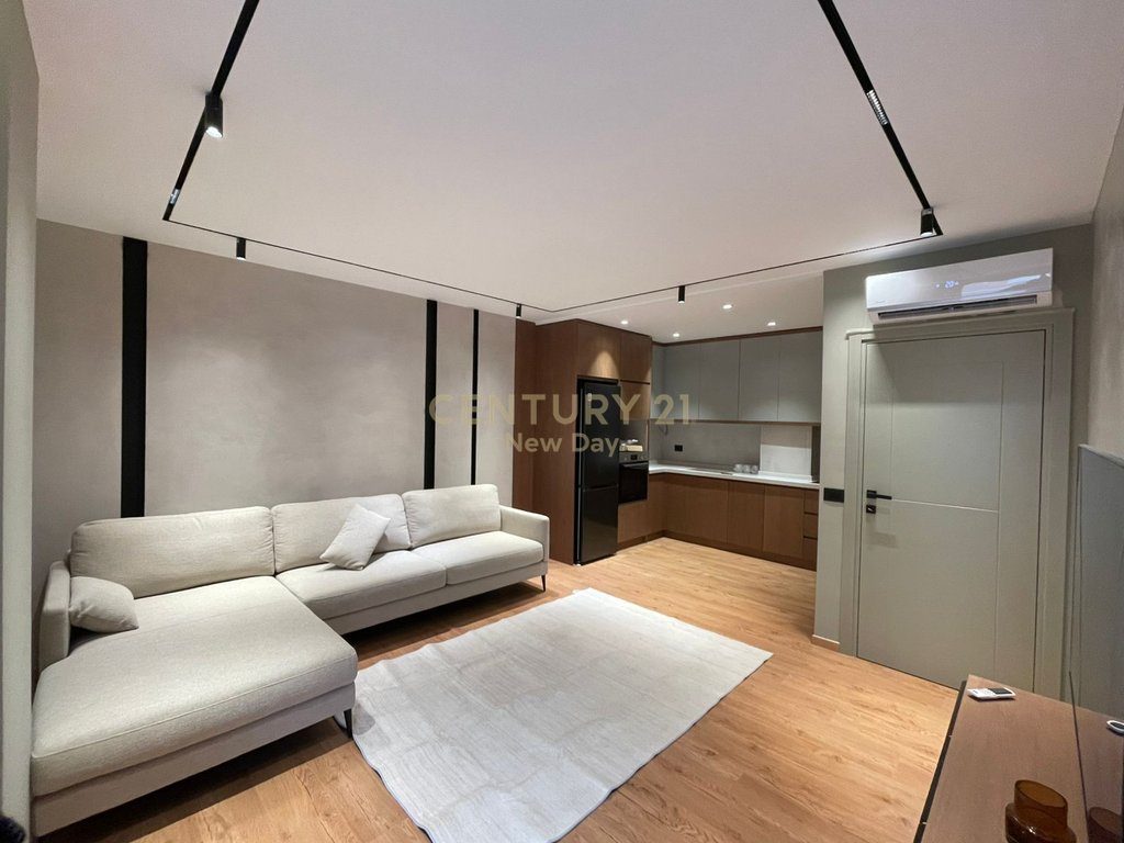 Jepet apartament 1+1 me qira ne plazh!