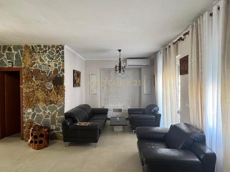 Jepet apartament 1+1 me qira ne plazh!