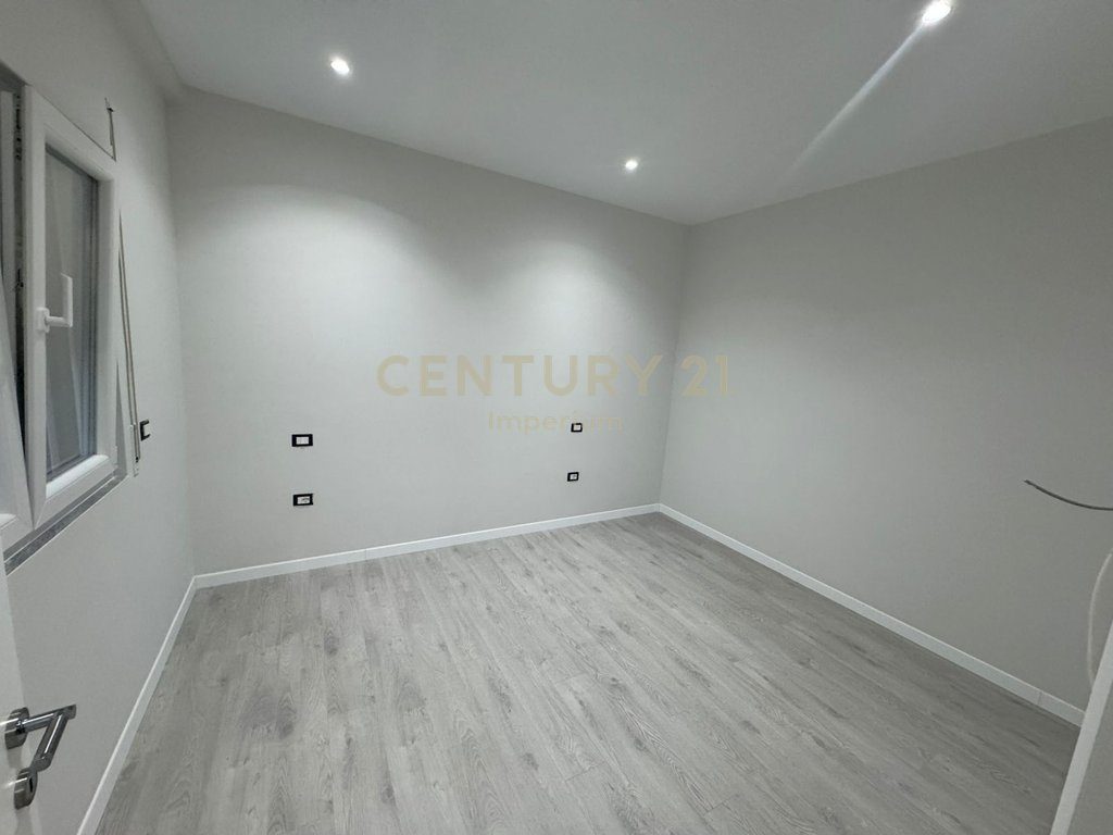 Jepet Apartament 1+1 me Verandë – Kodra e Priftit