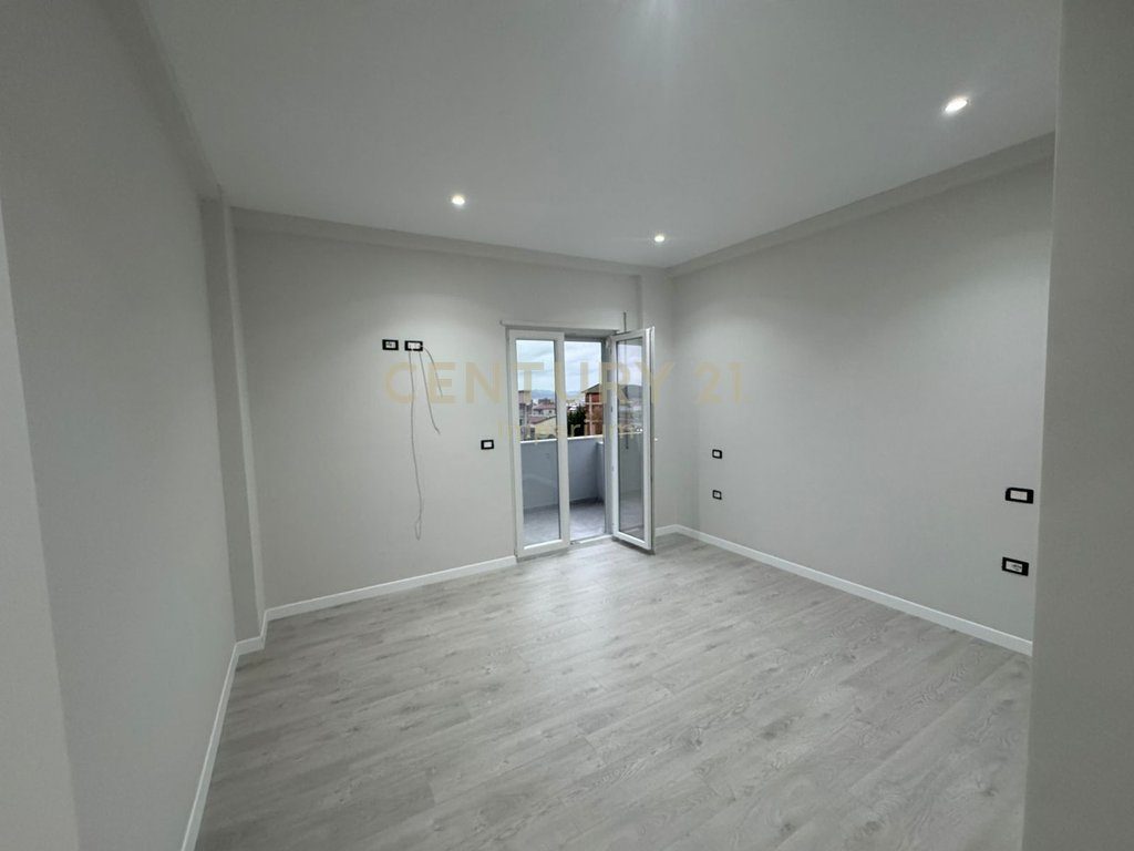 Jepet Apartament 1+1 me Verandë – Kodra e Priftit
